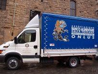 a502241325-i-rotary-dell-area-medicea-donano-un-furgone-al-banco-alimentare