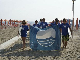 viareggio-si-torna-a-fare-il-bagno-anche-sindaco-si-tuffa