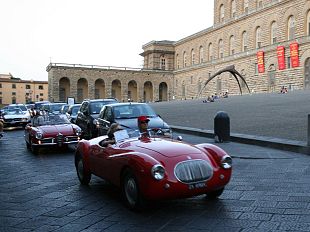 b207111422-motori-d-altri-tempi-auto-d-epoca-in-piazza-pitti-per-solidarieta