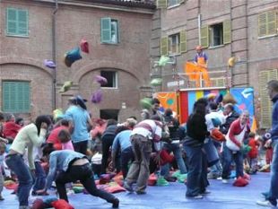 a907011244-eventi-a-empoli-la-battaglia-dei-cuscini