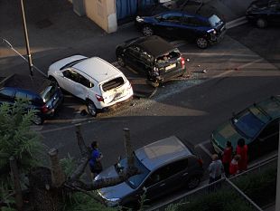 danneggia-auto-in-sosta-a-campo-di-marte-pedinata-e-fermata