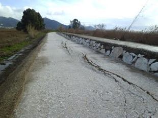 b401201706-toscana-cedono-argini-del-lago-e-allarme-rosso-in-versilia
