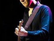 b107211523-in-piazza-matteotti-la-chitarra-di-lapo-consortini-in-tournee-con-patty-pravo