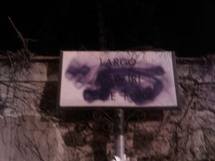 b207251810-torselli-pdl-sfregiate-nuovamente-le-targhe-in-largo-martiri-delle-foibe