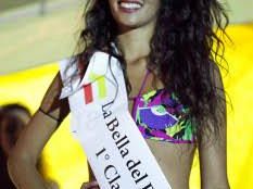 b008231542-laura-dazzi-e-la-bella-del-bagno-2010