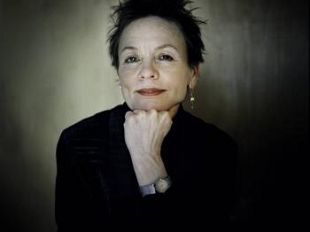 b011081918-laurie-anderson-in-prima-nazionale-a-firenze