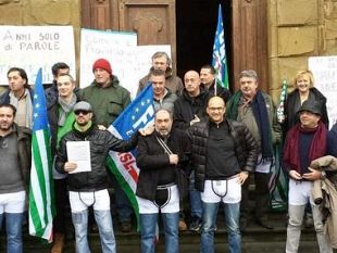 b312231238-crisi-lavoratori-in-mutande-scendono-in-piazza