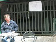 a504221732-central-park-un-uomo-e-incatenato-da-stamani-all-ingresso-del-locale