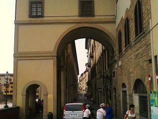 b106301251-pericoli-per-il-vasariano-intanto-la-pavimentazione-e-un-colabrodo