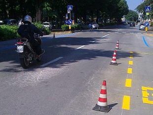 b105051315-ecco-la-cura-renzi-segnaletica-nuova-sulla-strada-devastata