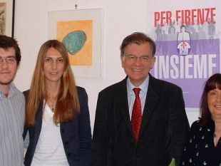 a910241758-mentre-renzi-e-al-teatro-comunale-noi-ci-ritroviamo-in-via-degli-alfini