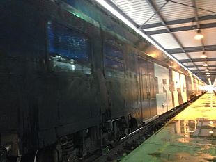 b402121210-ferrovie-vandali-in-azione-sui-treni-regionali