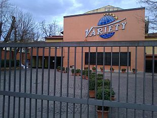 b101311423-il-cinema-e-chiuso--residenti-il-quartiere-muore-ogni-giorno-di-piu