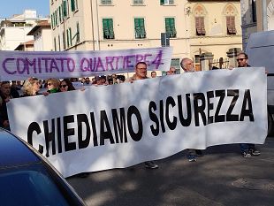 la-protesta-rumorosa-dei-cittadini-in-strada