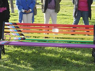 al-parco-di-san-donato-la-prima-panchina-arcobaleno-inclusiva