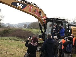 renai-al-via-la-piu-grande-cassa-di-espansione-della-toscana-e-giani-sale-sulla-ruspa