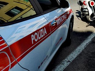 ubriaco-si-addormenta-al-volante-in-mezzo-alla-strada