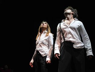 la-guerra-dei-roses-martedi-8-gennaio-ambra-angiolini-sul-palco-del-teatrodante-carlo-monni