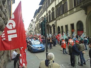 guess-firenze-verso-la-svizzera-a-rischio-90-posti-di-lavoro