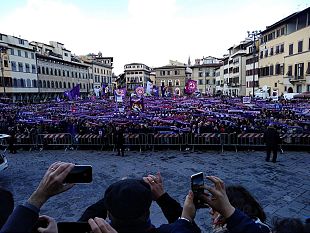 funerali-davide-astori-santa-croce-gremita-e-silenziosa