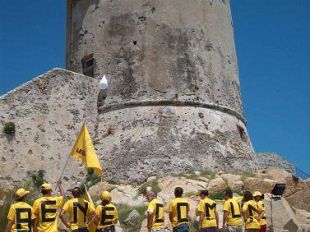 a807062012-blitz-di-goletta-verde-alla-la-torre-medicea-di-marciana-marina