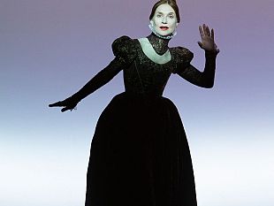 isabelle-huppert-e-maria-stuarda-diretta-da-robert-wilson