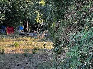 balordi-e-drogati-nei-giardini-di-santa-rosa