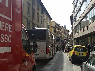 chiusa-via-nazionale-si-e-rotto-un-tubo-deviato-il-trasporto-pubblico