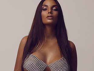 la-showgirl-da-tre-milioni-e-mezzo-di-follower-per-la-prima-volta-a-firenze