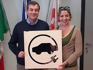 mezzi-elettrici-a-firenze-ecco-il-simbolo-per-gli-stalli-di-ricarica