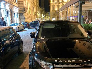 piazza-strozzi-continua-a-essere-violata-dalle-auto