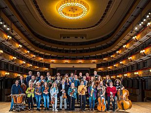 gli-archi-dellort-sul-palco-concertatore-il-primo-violino-william-c