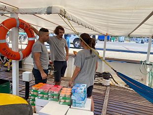 open-arms-incontro-con-lequipaggio-bloccato-al-porto-di-carrara