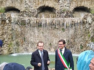 rampe-del-poggi-bagno-di-pioggia-ma-anche-di-folla-per-la-riapertura-dellimpianto-idrico-delle-tanto-pubblico-nonostante-la-pioggia