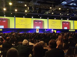 sindaci-ditalia-sotto-la-nuvola-di-fuksas-splende-il-sole-di-poste-italiane