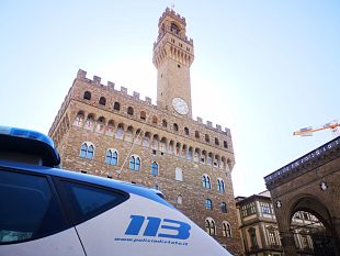 sorpreso-dalla-polizia-a-urinare-sul-portone-di-palazzo-vecchio