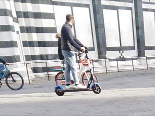 obbligo-del-casco-sul-monopattino-mezzo-pasticcio-a-firenze