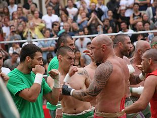 calcio-storico-i-rossi-raggiungono-in-finale-i-bianchi