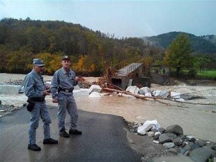 carrara-esondato-il-fiume-carrione