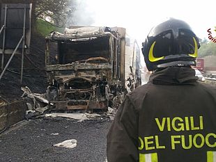 autostrada-a1-camion-in-fiamme-code-in-direzione-di-firenze