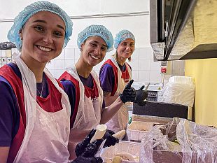 che-belle-le-giocatrici-viola-in-servizio-alla-caritas