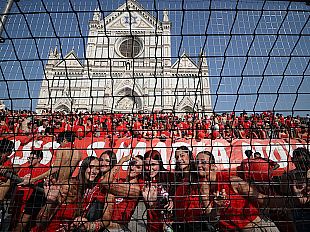 disastro-del-colore-azzurro-in-piazza-santa-croce