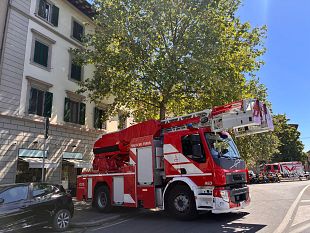 forte-vento-a-firenze-albero-pericolante-chiuso-viale-strozzi
