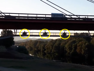 viadotto-indiano-in-un-video-la-passerella-occupata-dagli-scooter