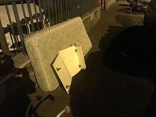 abbandona-un-materasso-al-cassonetto-multata