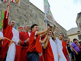 il-palio-del-bigonzo-conteso-tra-cinque-contrade