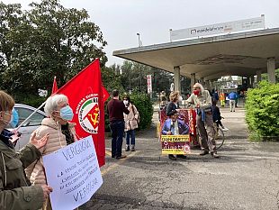 stamani-rifondazione-comunista-davanti-al-mandela