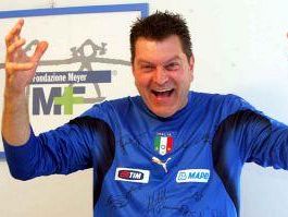 a606211810-italia-facci-sognare-dalla-germania-la-maglia-firmata-dai-giocatori-della-nazionale-e-indossata-da-dario-cecchini-va-all-asta-per-il-nuovo-meyer