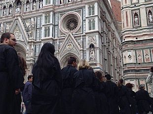 b310211302-misericordia-di-firenze-suggestiva-vestizione-dei-nuovi-fratelli