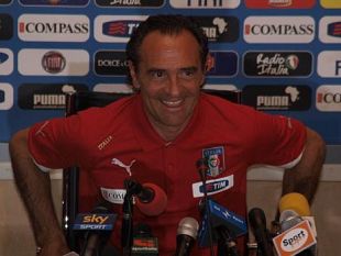 b103210021-montolivo-e-gilardino-con-prandelli-novita-parolo-fuori-de-rossi-e-balotelli